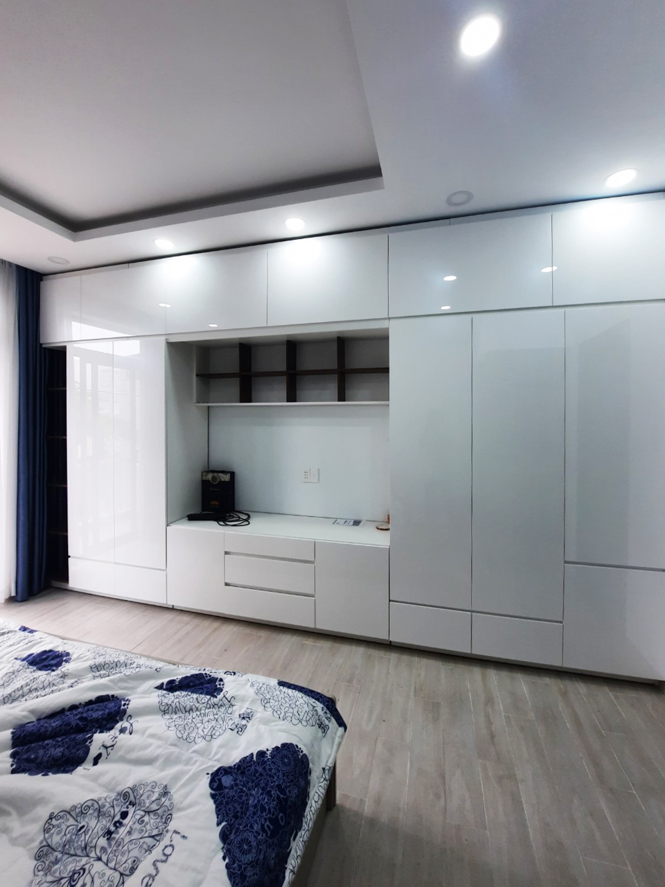 Thi công hoàn thiện tủ, kệ phòng ngủ lớn nhà anh Nam